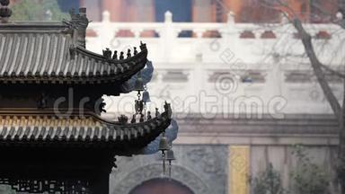上海静安寺建筑屋檐上的不朽与野兽，帝王黄色屋顶装饰，风铃